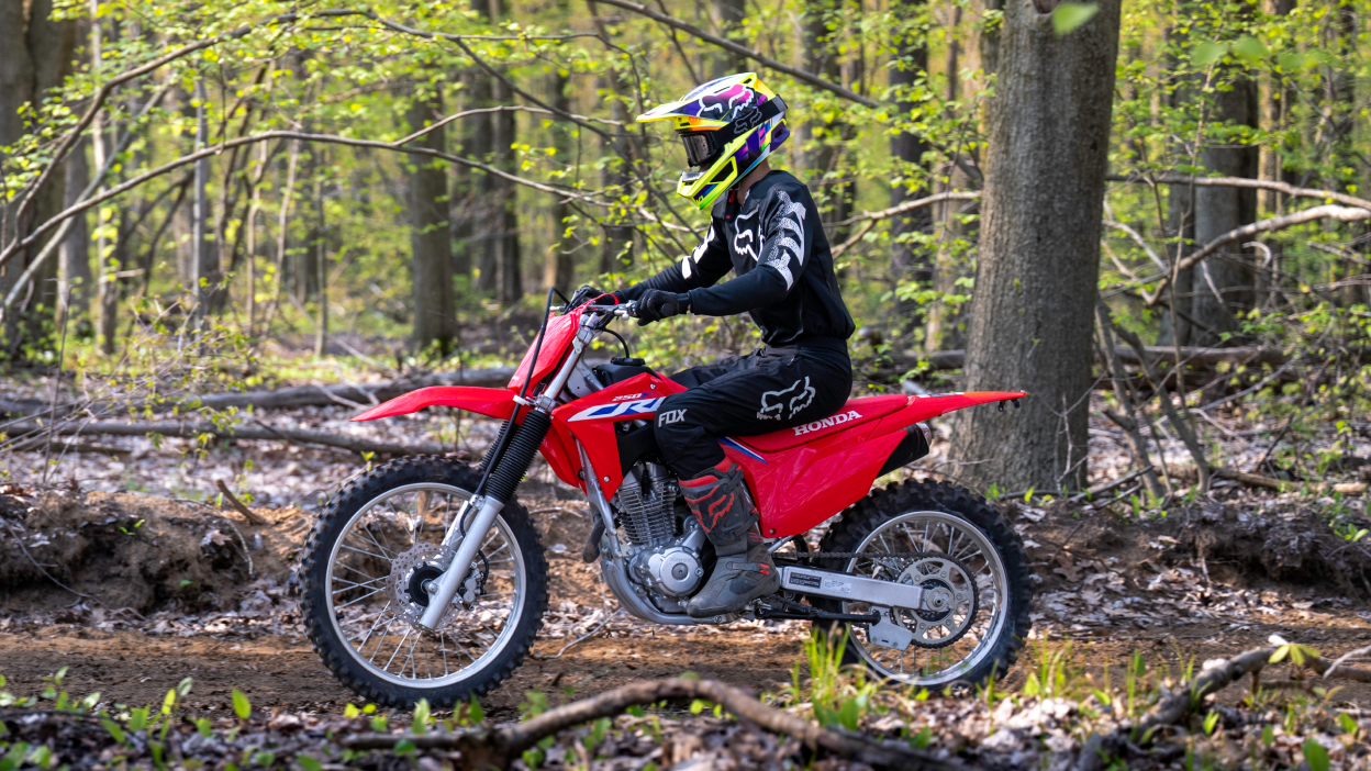 Un jeune cavalier sur une Honda CRF50f