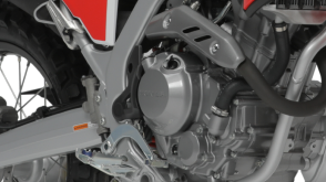Un gros plan du moteur de la Honda CRF300L