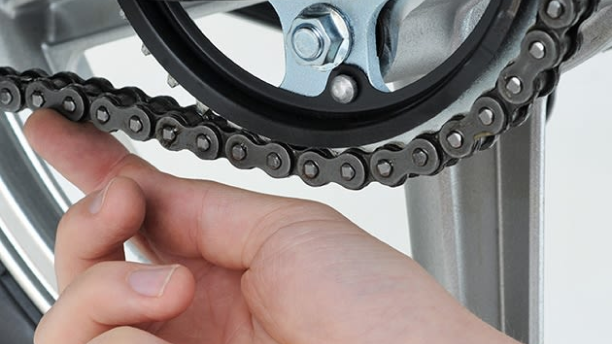 A person doing maintenace on a Honda /Une personne faisant le Maintenace sur une Honda