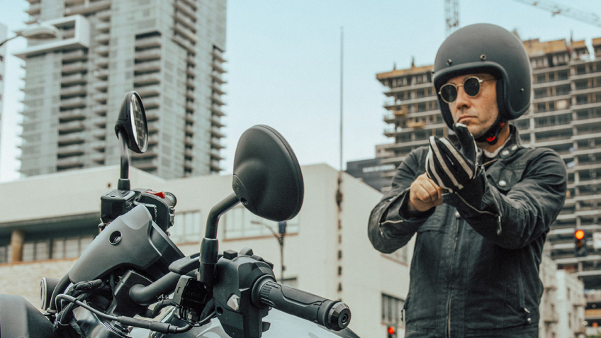 A rider taking off his gloves/Un cavalier enlevant ses gants