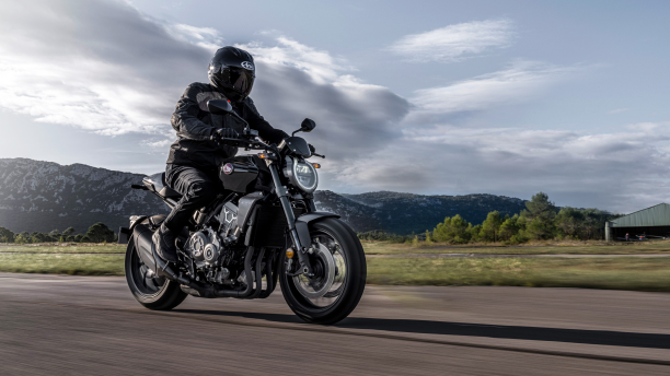 A rider on a Honda motorcycle on a highway/Un cavalier sur une moto Honda sur une autoroute
