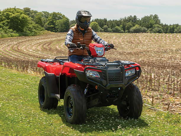 Un cavalier sur un Honda VTT