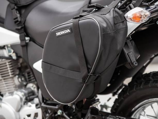 A saddlebag on a Honda motorcycle/Un sac de selle sur une moto Honda